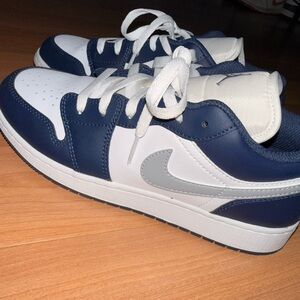 Nike Kids Navy, White & Gray Low-Top Sneakers